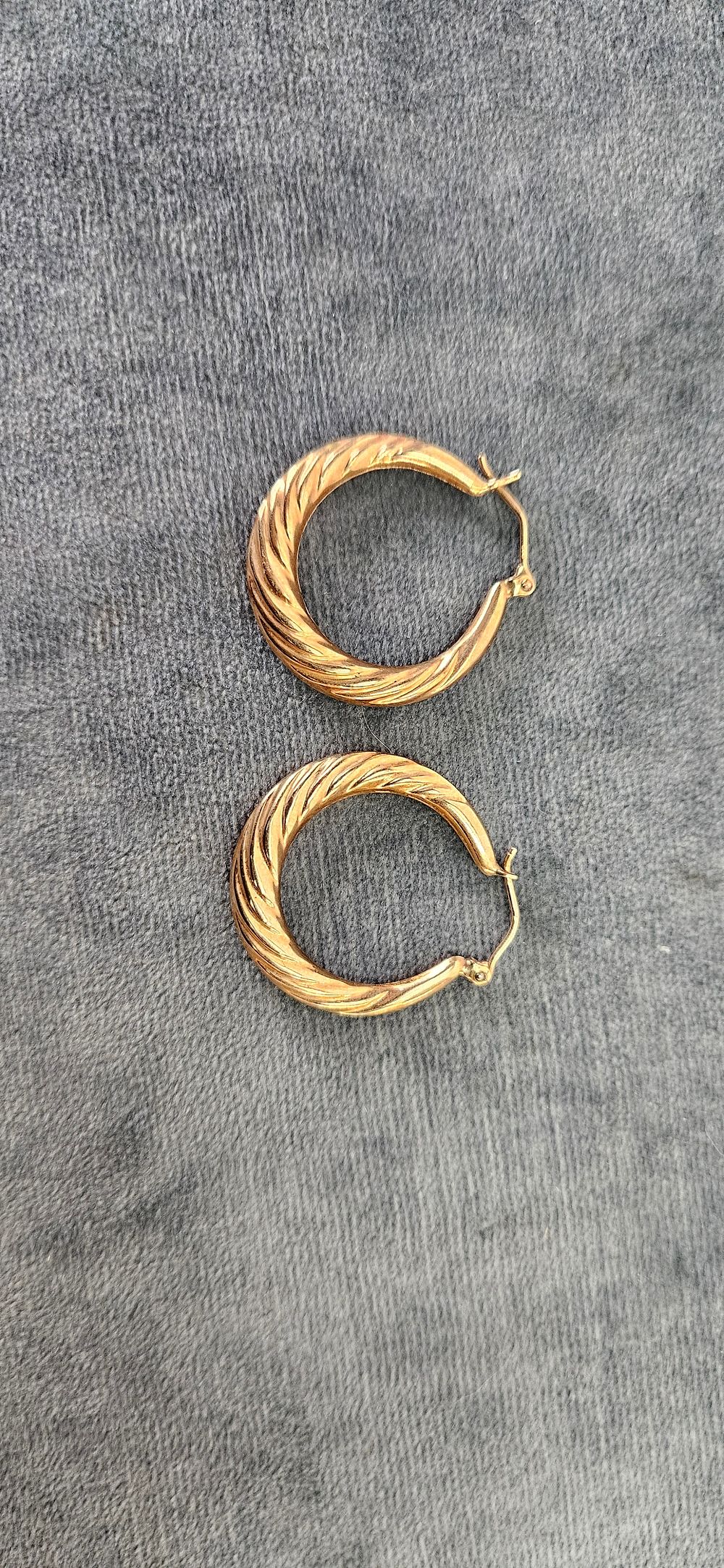 Lot 517: 9ct Yellow gold hoop earrings 2.49g