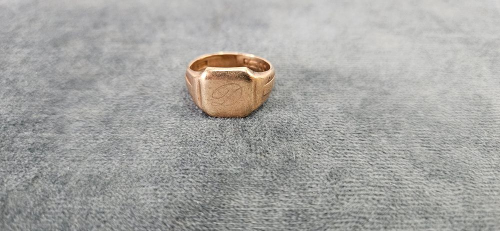 Lot 518: 9ct Yellow gold signet ring engraved with the...