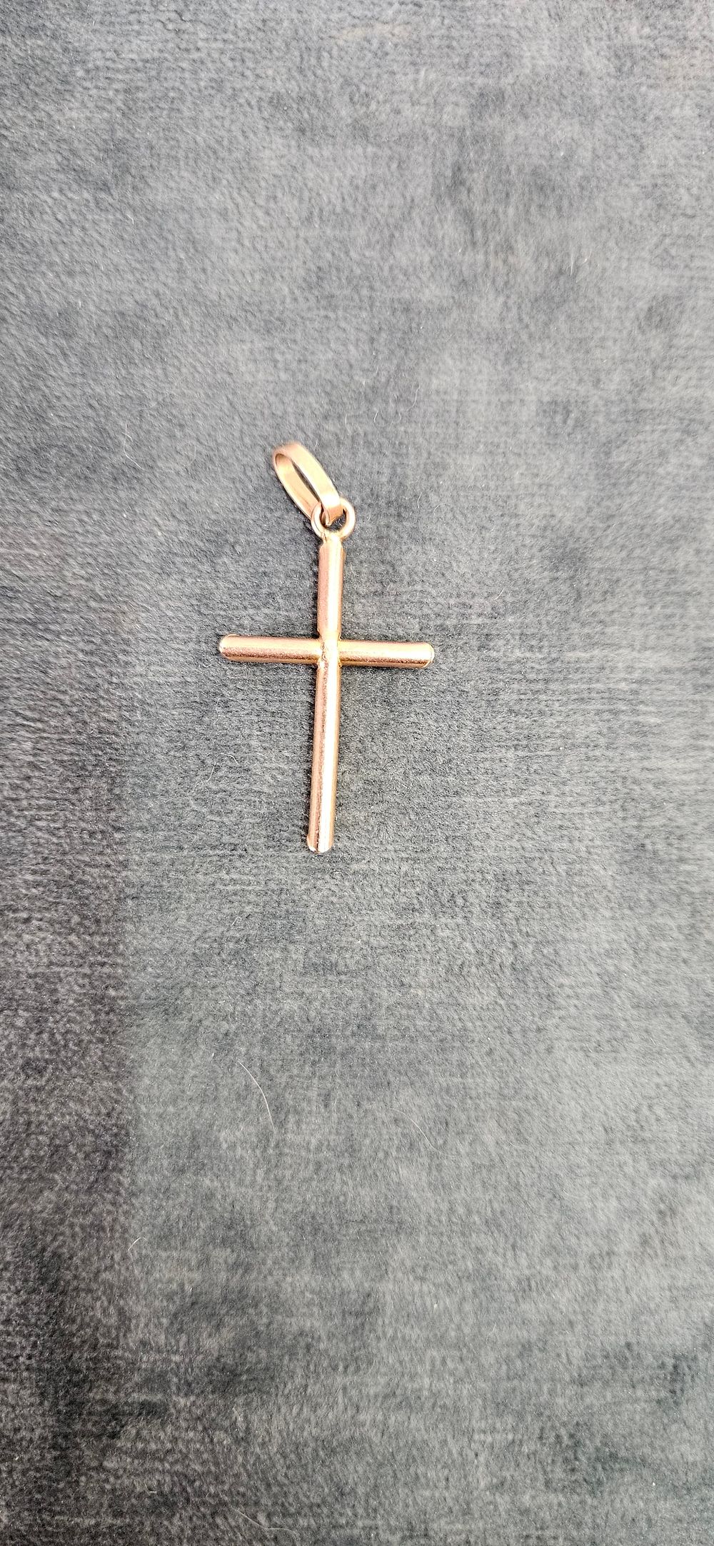 Lot 519: Small 9ct Yellow gold cross pendant 0.86g
