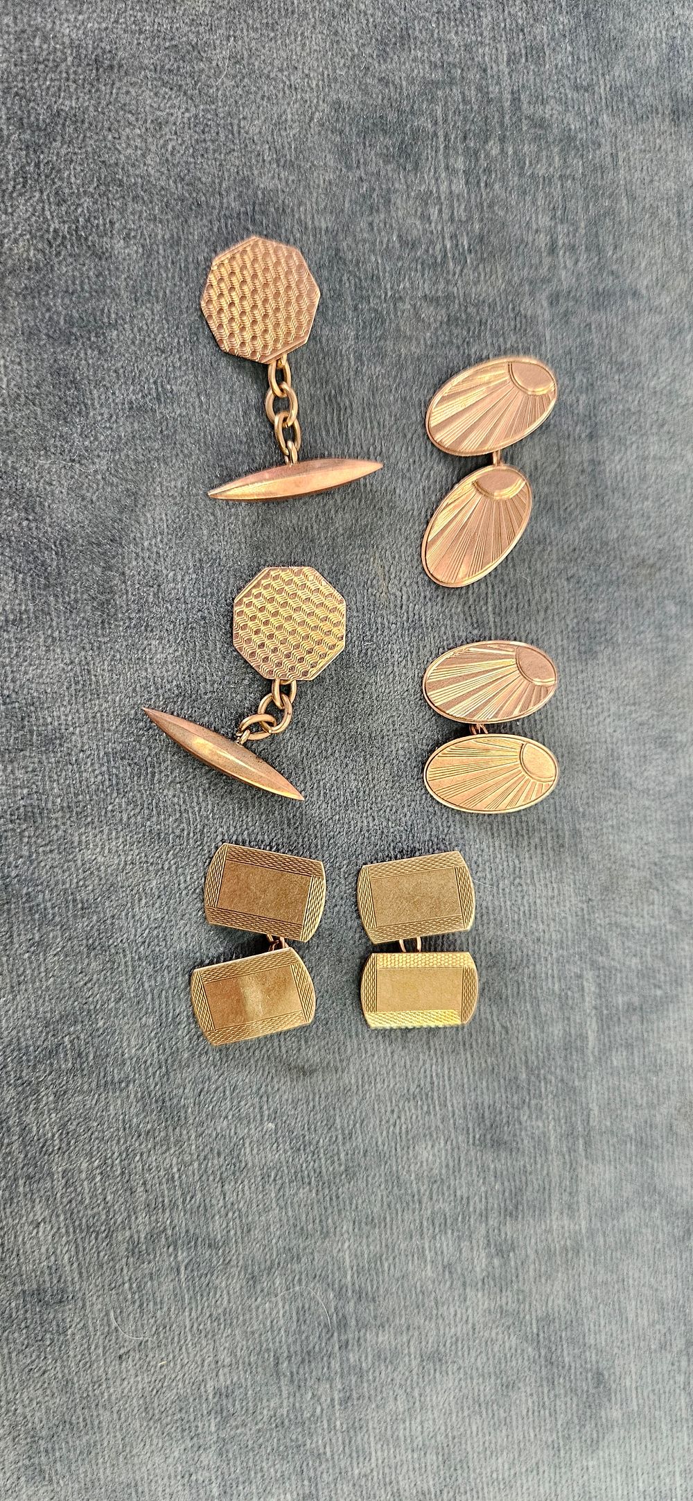 Lot 522: 3 x Pairs of 9ct gold cufflinks 11.95g