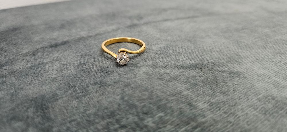 Lot 523: 18ct Yellow gold diamond solitaire ring 4.22g with...