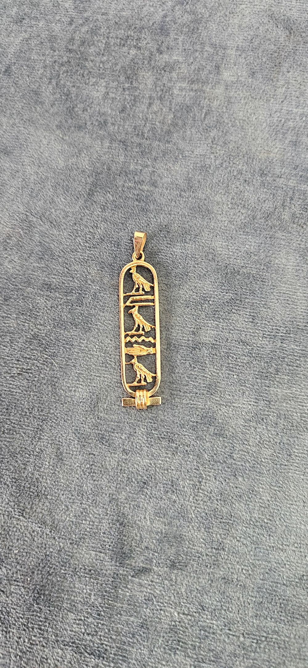 Lot 524: Egyptian yellow gold hieroglyphics necklace pendant 3.31g