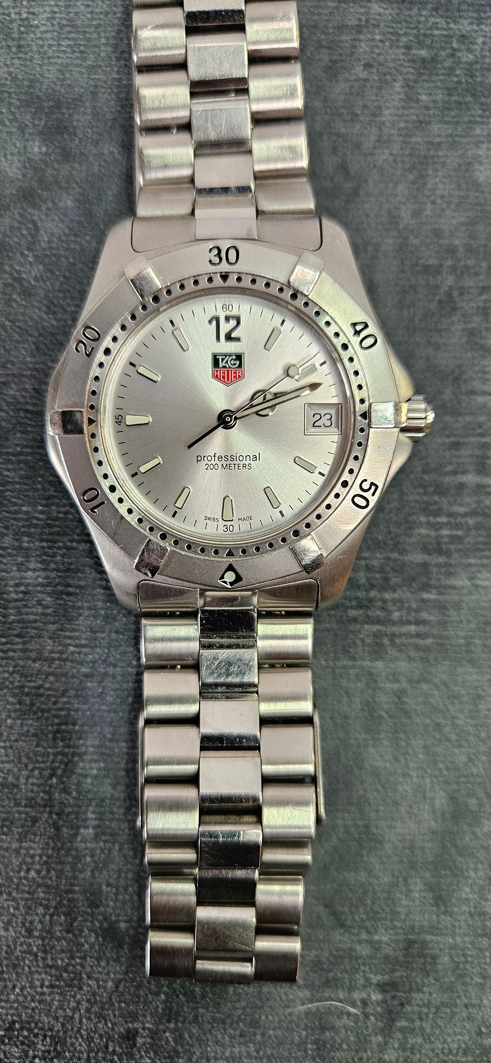 Lot 525: TAG HEUER - a stainless steel Professional 2000...