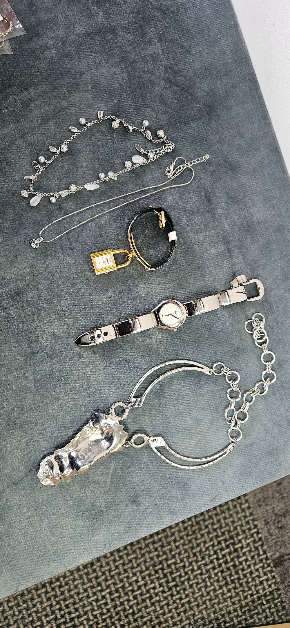 Lot 527: Assortment of costume jewllery and watches