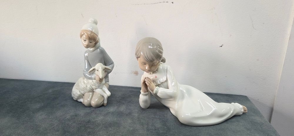 Lot 181: Nao Lladro figures x 2