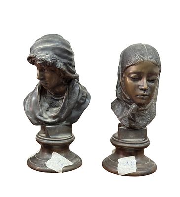 Busti femminili. Coppia di sculture in bronzo a cera persa, periodo XX secolo, raffiguranti 
