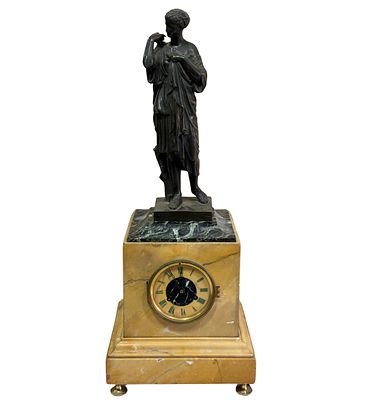 Orologio in marmo giallo di Siena con poggiante scultura in bronzo a cera persa di altissima 