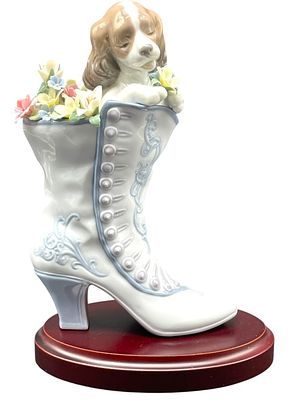 LLADRO A WELL HEELED PUPPY PORCELAIN FIGURINE 8.5". *for alternative shipping options please go 