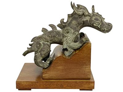 CHINESE WARRING STATES BRONZE DRAGON SCULPTURE 11". -CHINESE WARRING STATES STYLE BRONZE DRAGON 