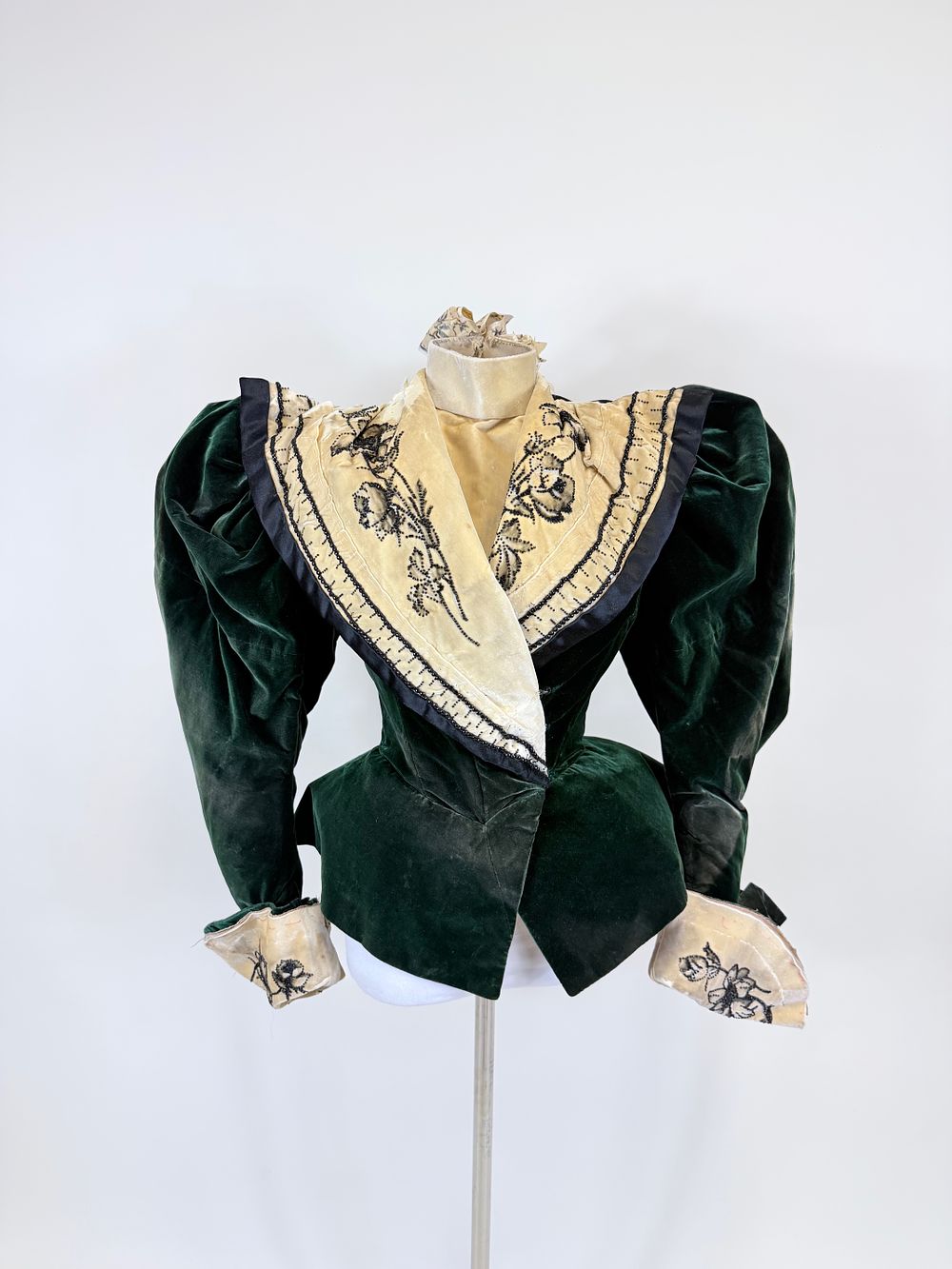 Ryan Ricklis Auctions | MUSEUM DEACCESSION HISTORICAL FASHION