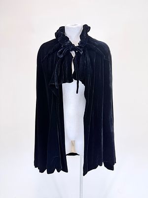 ANTIQUE O. BECK & CO SILK PANNE VELVET CAPE, LATE 1910s-1920s. L 35", few light stains to lining 