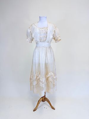 ANTIQUE LINEN & LACE LINGERIE DRESS. 1910s. B 40", W 26" w/ original waist tie, broad light 