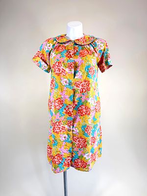 VINTAGE 1960s PRINTED COTTON HOUSEDRESS. B/W up to 44", small seam opening right armscye, see photos