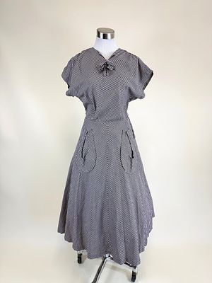 VINTAGE LATE 1940s PLAID COTTON DAY DRESS. B up to 40", W 30", 1 small hole at CF, see photos