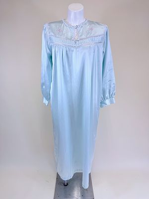 VINTAGE EMBROIDERED NIGHTGOWN. B up to 50", good condition