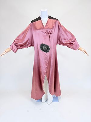 GORGEOUS ANTIQUE 1910s PETER ROBINSON SILK SATIN EVENING COAT. w/ patterned silk appliques 
