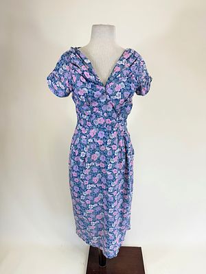VINTAGE 1950s FLORAL PRINTED SUMMER DRESS. B 35", W 28", 2" tear at sleeve, see photos