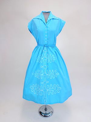 SKY BLUE COTTON DAY DRESS w/ APPLIQUE, 1950s. B 38", W 25", w/ original belt, few small stains 
