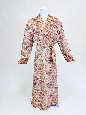 PATTERNED SILK JAPANESE EXPORT ROBE, 1950s. SH-SH 19", L 54", broad discoloration, few pulls 