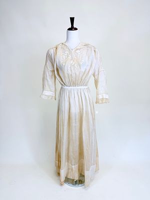 ANTIQUE EMBROIDERED CUTWORK LINEN LINGERIE DRESS, c. 1911. B up to 40", W 26", broad 