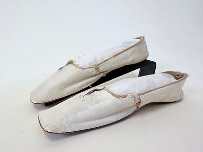 ANTIQUE IVORY KID LEATHER LADIES STRAITS, 1820s. Splits &amp; seam openings to leather, minor 