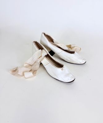 ANTIQUE IVORY KID LEATHER PUMPS, 1900-1920. Grosgrain ribbon added, staining &amp; cracking to 