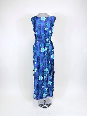 PRINTED HAWAIIAN RESORT DRESS, 1960s-1970s. B 37", W 34", includes original tie belt. Good condition.