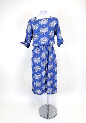 DIANE VON FURSTENBERG PRINTED CREPE DAY DRESS, 1970s. B 38", W 36", includes original tie belt. 