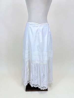 ANTIQUE EMBROIDERED COTTON PETTICOAT, EARLY 20TH C. W 31", L 30", damage around waistband &amp; 