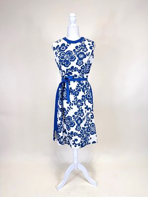 BLUE & WHITE FLORAL PRINTED DAY DRESS, 1960s. B 37", W 31", w/ original tie belt, underarm 