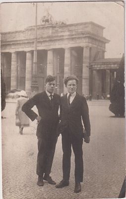 Художник К. Терешкович с другом в Берлине. 1922 г. Фотография на открытом письме. На оборотной 