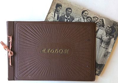 Альбом фотографий актрисы Клавдии Благиной, вдовы летчика Николая Благина в 1935 году 