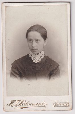 Девочка в школьной форме. Визит-портрет. Фот. П.П. Новоселов, Барнаул. Размеры 6,8 х 10,8 см.