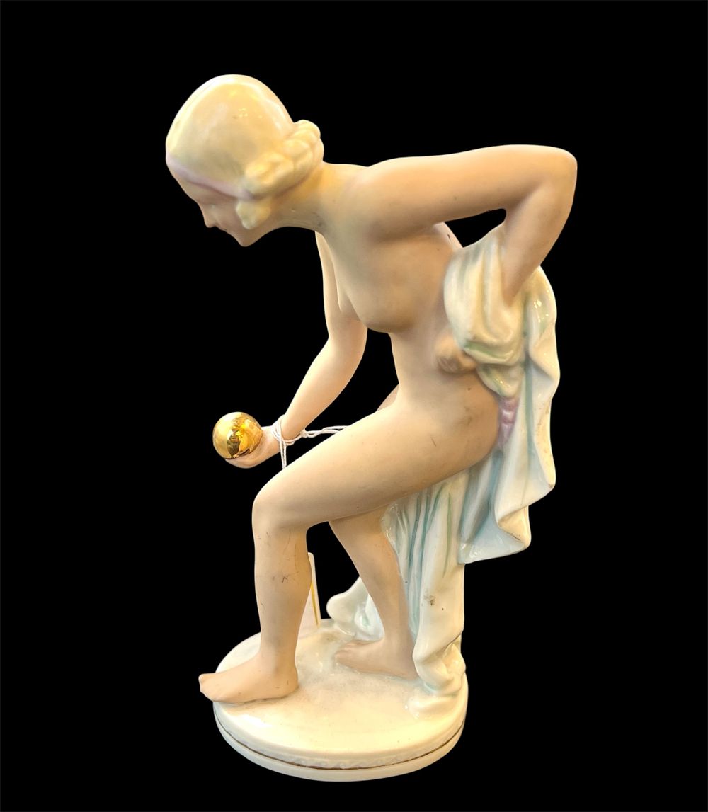 Статуэтка "Танцовщица с шаром", выполненная в стиле ар-деко. Фарфор, роспись, золочение 