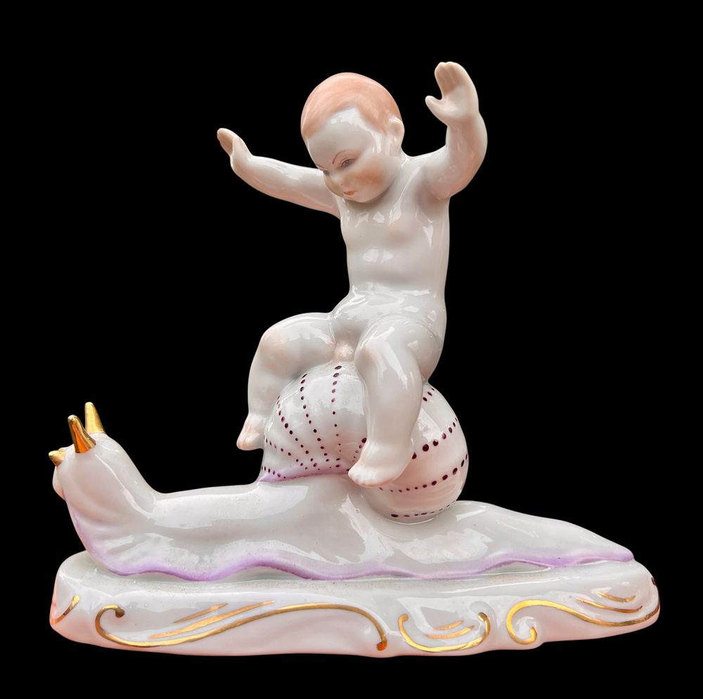 Фарфоровая статуэтка "МАЛЬЧИК НА УЛИТКЕ". HEREND, Венгрия, 1950-60 гг. Высота 16 см, 
длина 