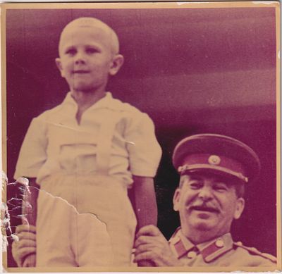Фотография И.В. Сталина с ребенком. Размеры 8 х 8,3 см.