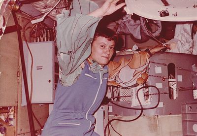 Космонавт Светлана Савицкая на борту орбитальной станции "Салют - 7". 1982 г. Штемпель на 