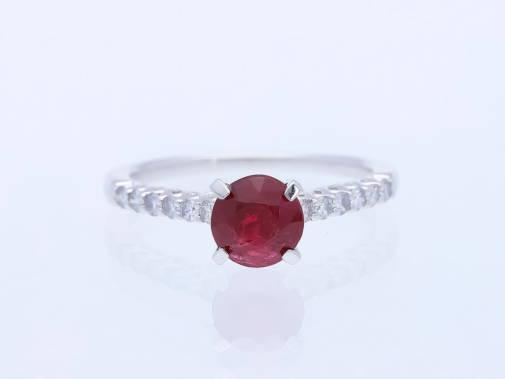 Ring 1,45 ct. Spinel, Diamonds White gold 18 kt. IGI certificate, new. Product Description: 