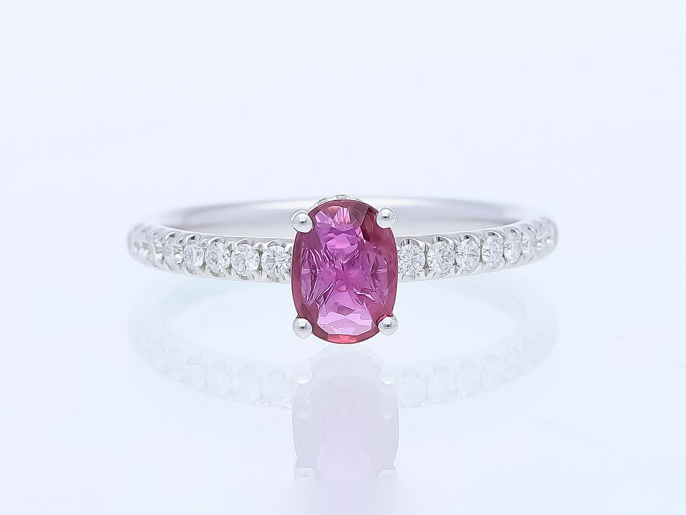 Ring 0,86 ct. Ruby, Diamonds 750 White gold 18 kt. IGI certificate. Product Description: 