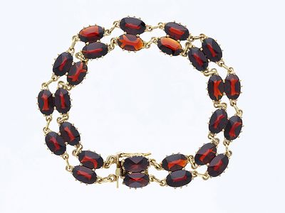 Bracelet 40,00 ct. Garnets 333 Yellow gold 8 kt. Product Description: 
Material: Yellow gold 