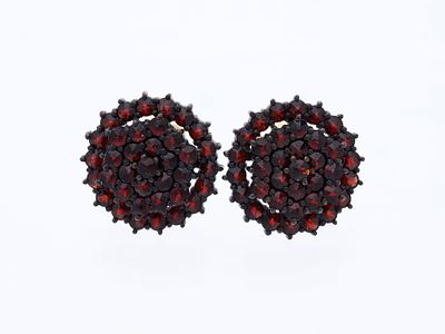 Garnet stud earrings, 585 gold / 14 karat and silver. Product Description: 
Material: Yellow 