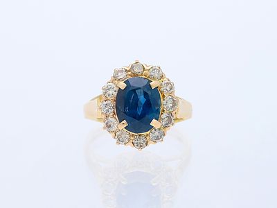 Ring 3,30 ct. Saphir, mehrere Diamanten 750 / 18 Karat. Artikelbeschreibung: 
Material: Gelbgold 