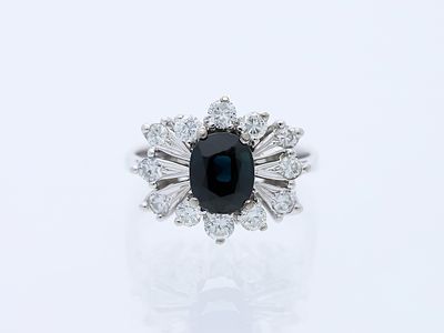 Ring 2,20 ct. Saphir, mehrere Diamanten 585 / 14 Karat. Artikelbeschreibung: 
Material: Wei&szlig;gold 