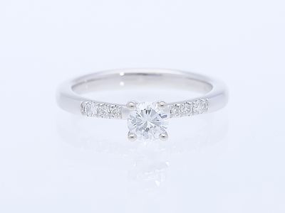 Ring 0,46 ct. Diamanten 750 Gold / 18 Karat IGI Zertifikat. Artikelbeschreibung: 
Material: 