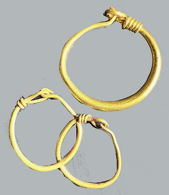 A Lot of 3 gold Earrings. Roman Period, 2nd - 4th century CE. 3.01 gr.