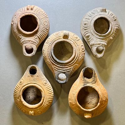 A Lot of 5 Roman Terracotta Oil Lamps. 3rd - 4th century CE. 7.5 - 7.1 cm. Decorated with 