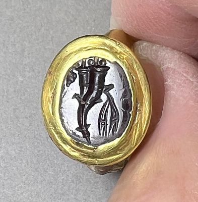 An Early Roman Gold Ring Set with a Gem Depicting a Pair of Parallel Horns of Planty. 2nd 
