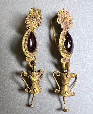 A Pair of Hellenistic Gold Earrings set with Granates. 2nd - 1st century BCE. 4.93 gr. In very 