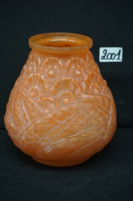 LORRAIN - Mooie Art Deco vaas in pate de verre - Versierd in reli&euml;f met florale motieven - 