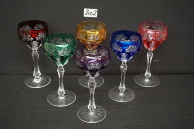 6 MOOIE GEKLEURDE GLAZEN IN HANDGESLEPEN KRISTAL - Waarschijnlijk BACCARAT - H: 19 cm
